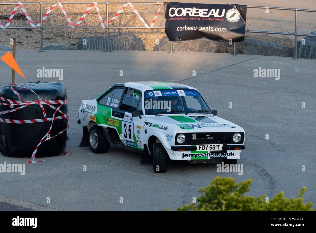 Simon Webster en compétition avec un Ford Escort RS1800 dans le Corbeau Seats Rally sur le front de mer à Clacton, Essex, Royaume-Uni. Pilote CO Jez Rogers Banque D'Images