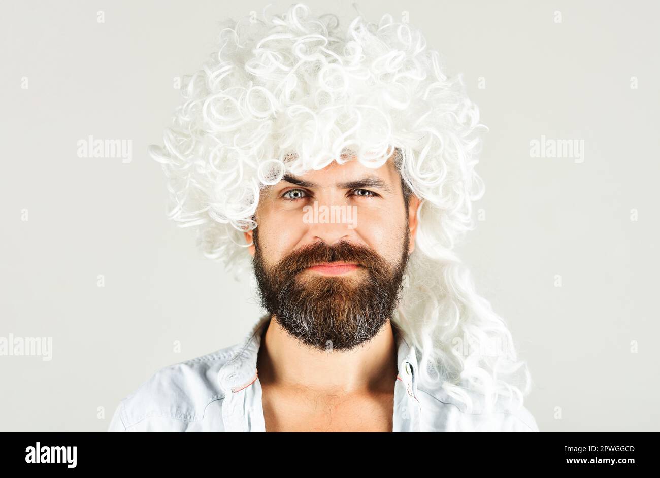 Homme barbu dans perruque blanche. Homme souriant avec barbe et