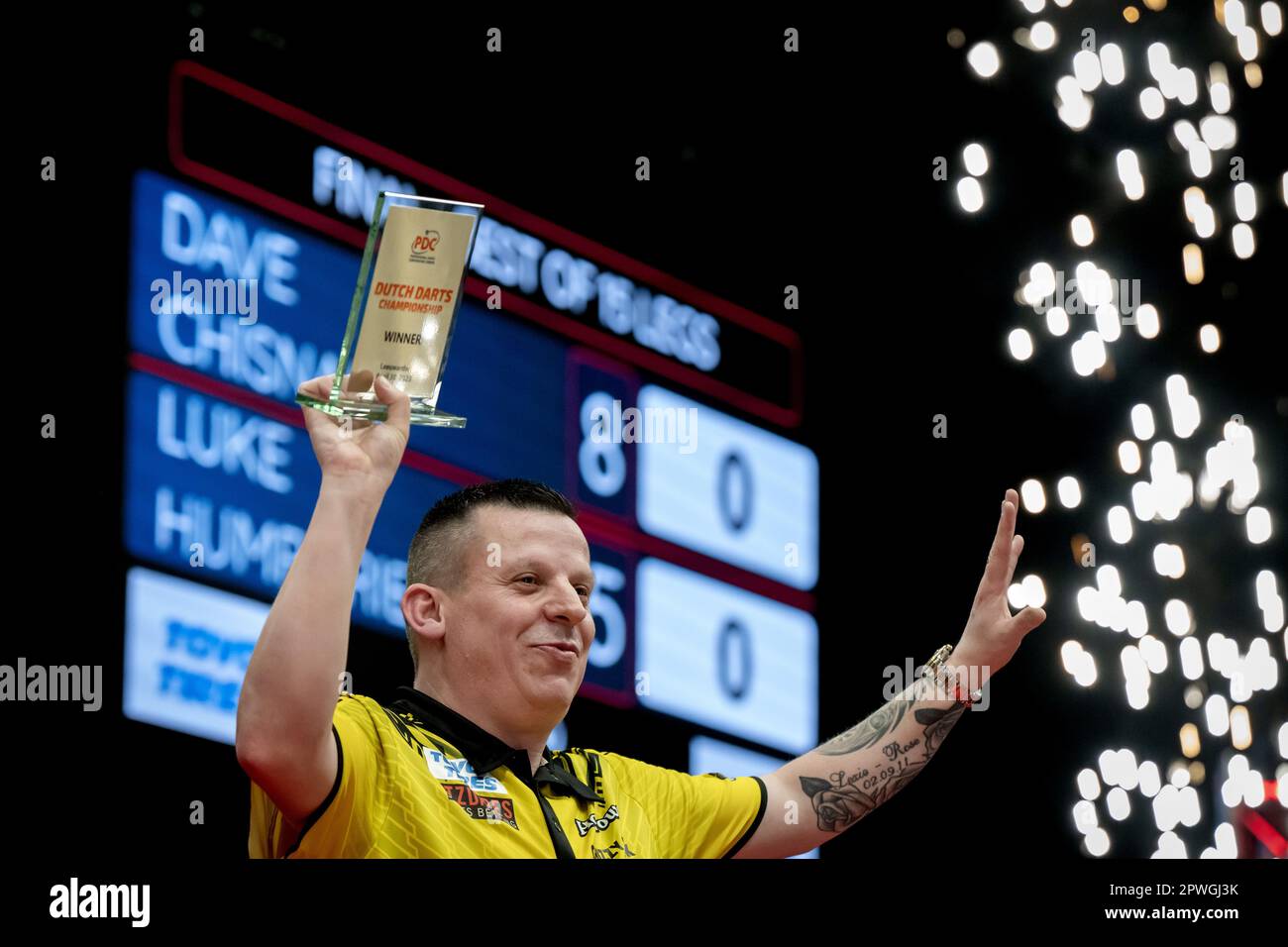 LEEUWARDEN - Dave Chisnall (ENG) remporte la finale du Championnat des fléchettes néerlandais 2023 dans le WTC Leeuwarden. Ce tournoi de fléchettes est la sixième tournée européenne organisée par la Professional Darts Corporation (PDC). AP SANDER KING Banque D'Images