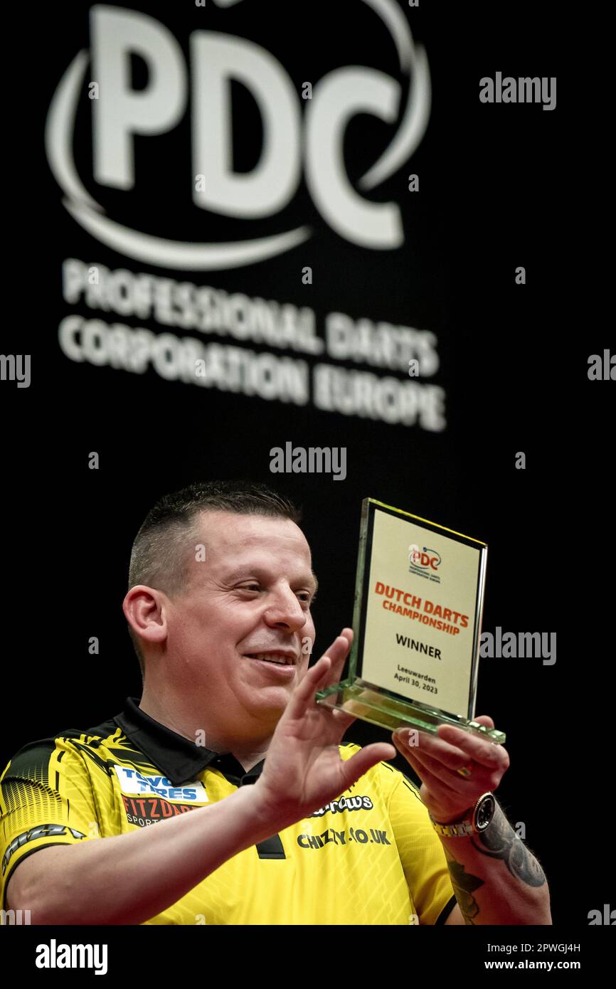 LEEUWARDEN - Dave Chisnall (ENG) remporte la finale du Championnat des fléchettes néerlandais 2023 dans le WTC Leeuwarden. Ce tournoi de fléchettes est la sixième tournée européenne organisée par la Professional Darts Corporation (PDC). AP SANDER KING Banque D'Images