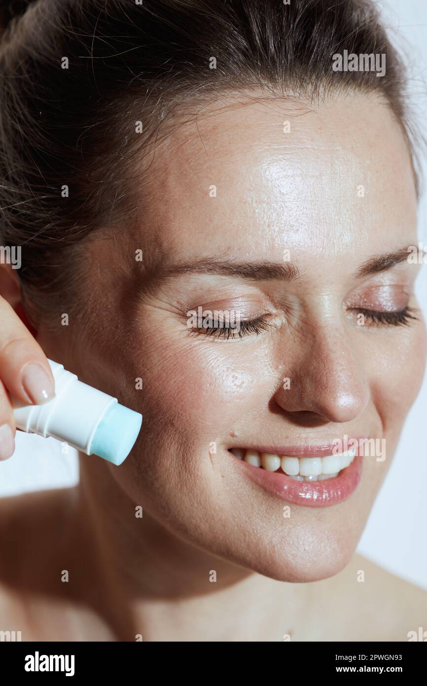 femme moderne heureuse avec bâton de surligneur isolé sur fond blanc. Banque D'Images