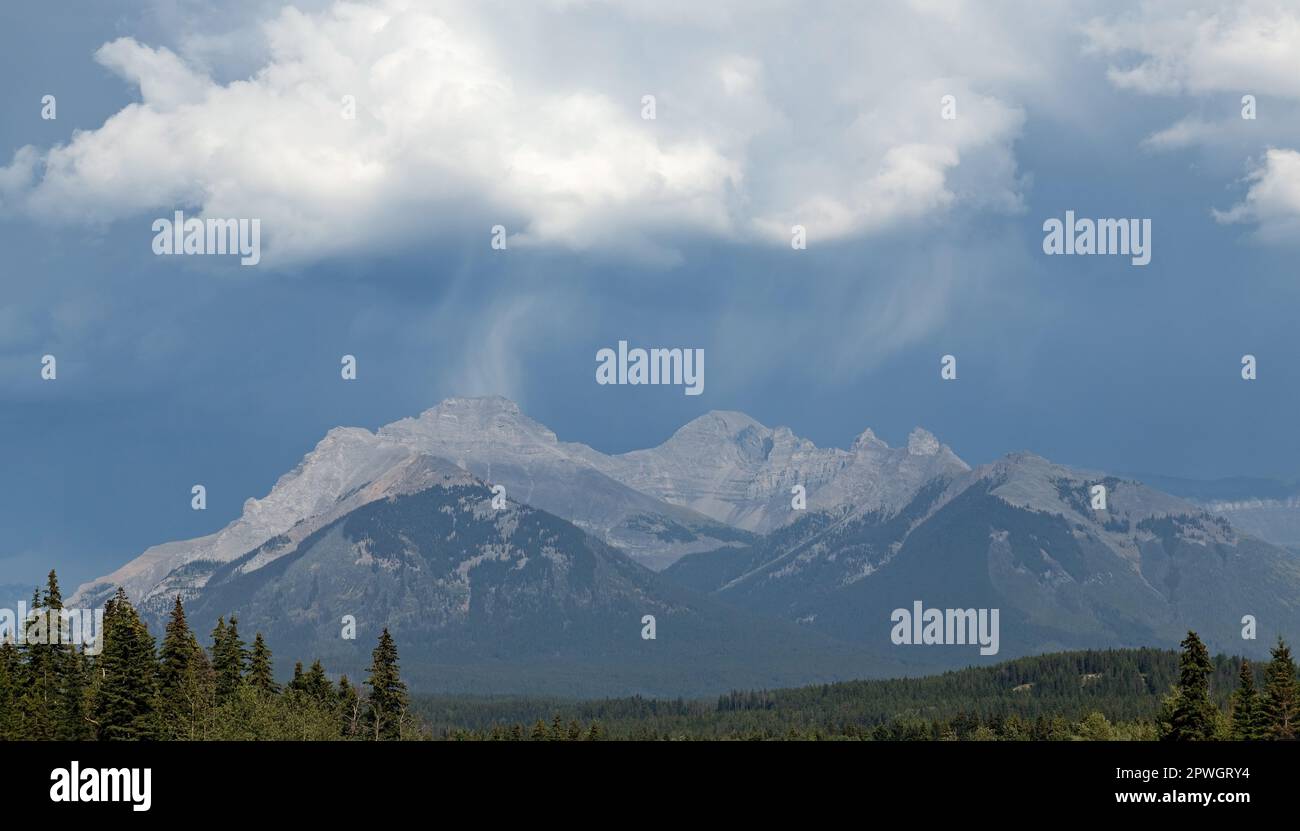 Orage avec pluie tombant sur les sommets des montagnes Rocheuses, parc national Banff, Canada. Banque D'Images