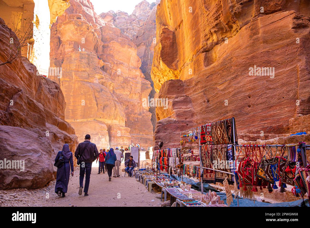 27 janvier 2023 Petra, Jordanie. Les gens du coin, les souvenirs, les foulards orientaux, les bijoux et la céramique. Banque D'Images