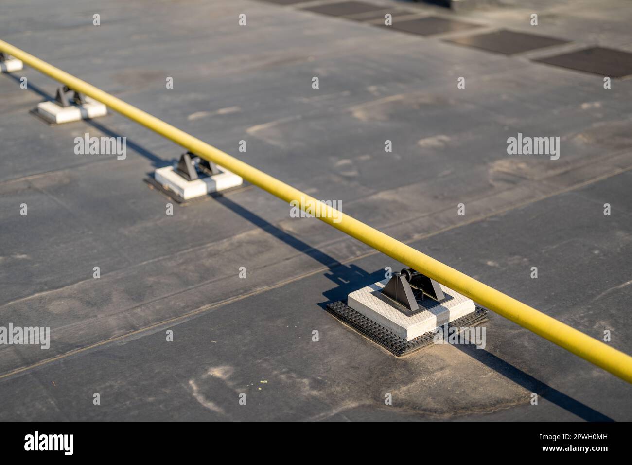 Photo d'un tuyau de gaz jaune sur une nouvelle EPDM sur un grand bâtiment commercial Banque D'Images