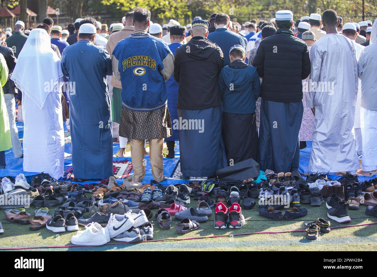 Des musulmans de diverses mosquées de Brooklyn assistent à un service de prière sur Eid à la fin du ramadan à Prospect Park, Brooklyn, New York. Banque D'Images