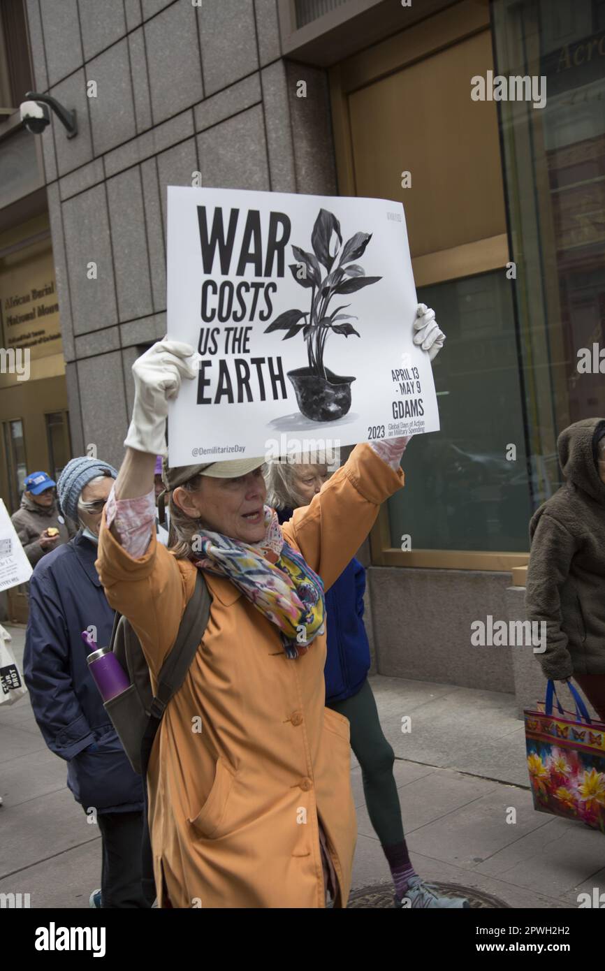 Les militants anti-guerre manifestent devant le bâtiment fédéral de Broadway, dans le bas de Manhattan, le jour de l'impôt pour dire pas d'impôts pour la guerre et pour éduquer le public à quel point l'argent durement gagné va à l'armée plutôt qu'au bien public. Banque D'Images
