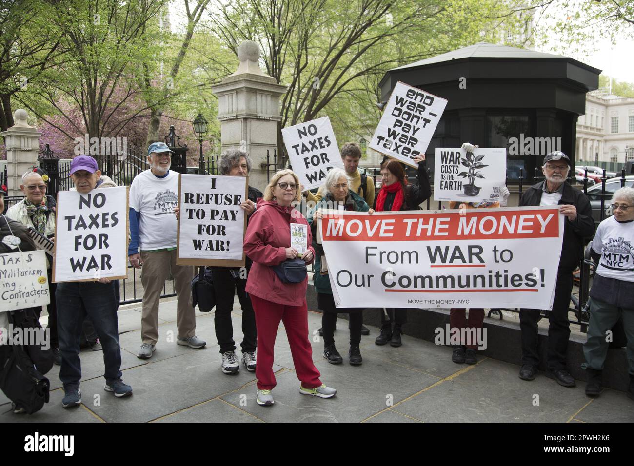 Les militants anti-guerre manifestent devant le bâtiment fédéral de Broadway, dans le bas de Manhattan, le jour de l'impôt pour dire pas d'impôts pour la guerre et pour éduquer le public à quel point l'argent durement gagné va à l'armée plutôt qu'au bien public. Banque D'Images