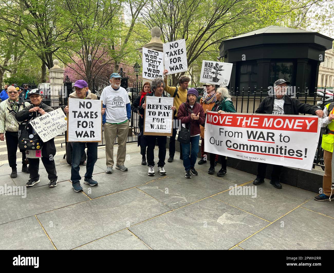 Les militants anti-guerre manifestent devant le bâtiment fédéral de Broadway, dans le bas de Manhattan, le jour de l'impôt pour dire pas d'impôts pour la guerre et pour éduquer le public sur la quantité de leur argent durement gagné va à l'armée au lieu de pour le bien public. Banque D'Images