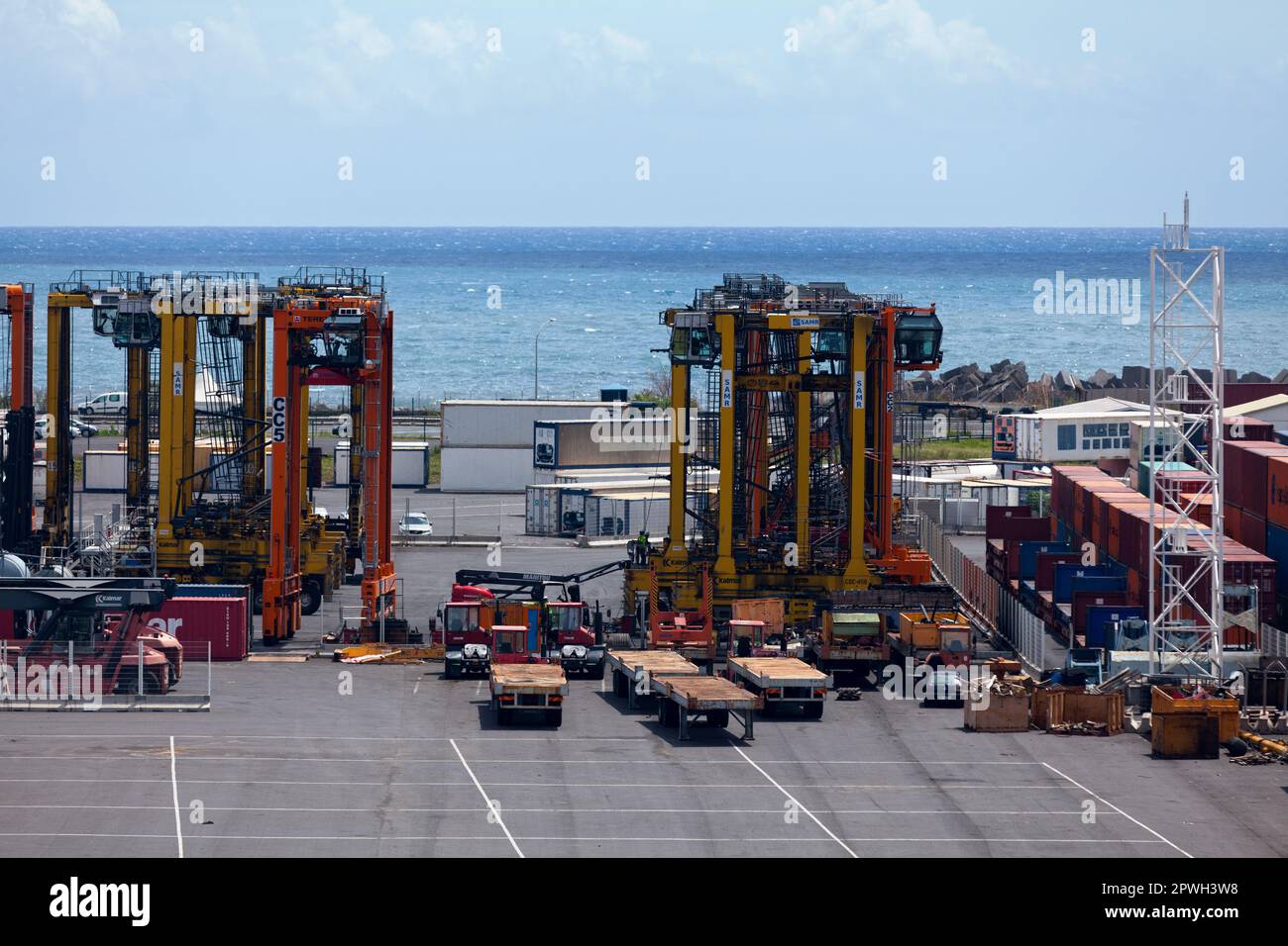 Le Port, Île de la Réunion - Marsh 08 2017 : chargeurs de conteneurs et autres machines du Port Réunion est, un quai commercial situé dans la mer c Banque D'Images