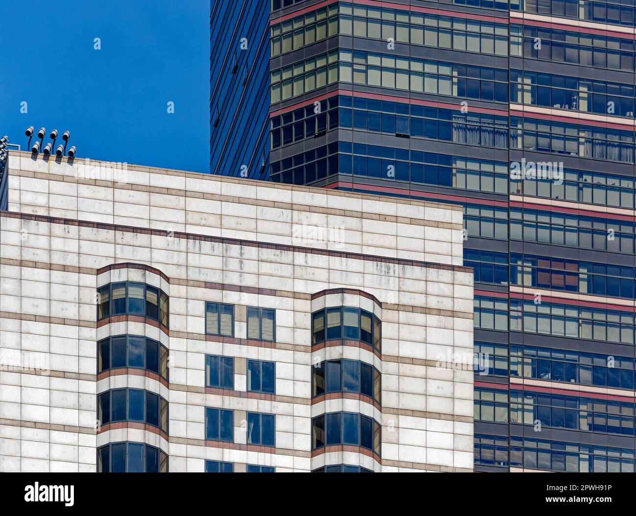 Le Three Lincoln Centre est une tour de condo de 54 étages en verre noir avec des bandes rouges, faisant partie d'un complexe qui comprend les installations de l'école Julliard. Banque D'Images