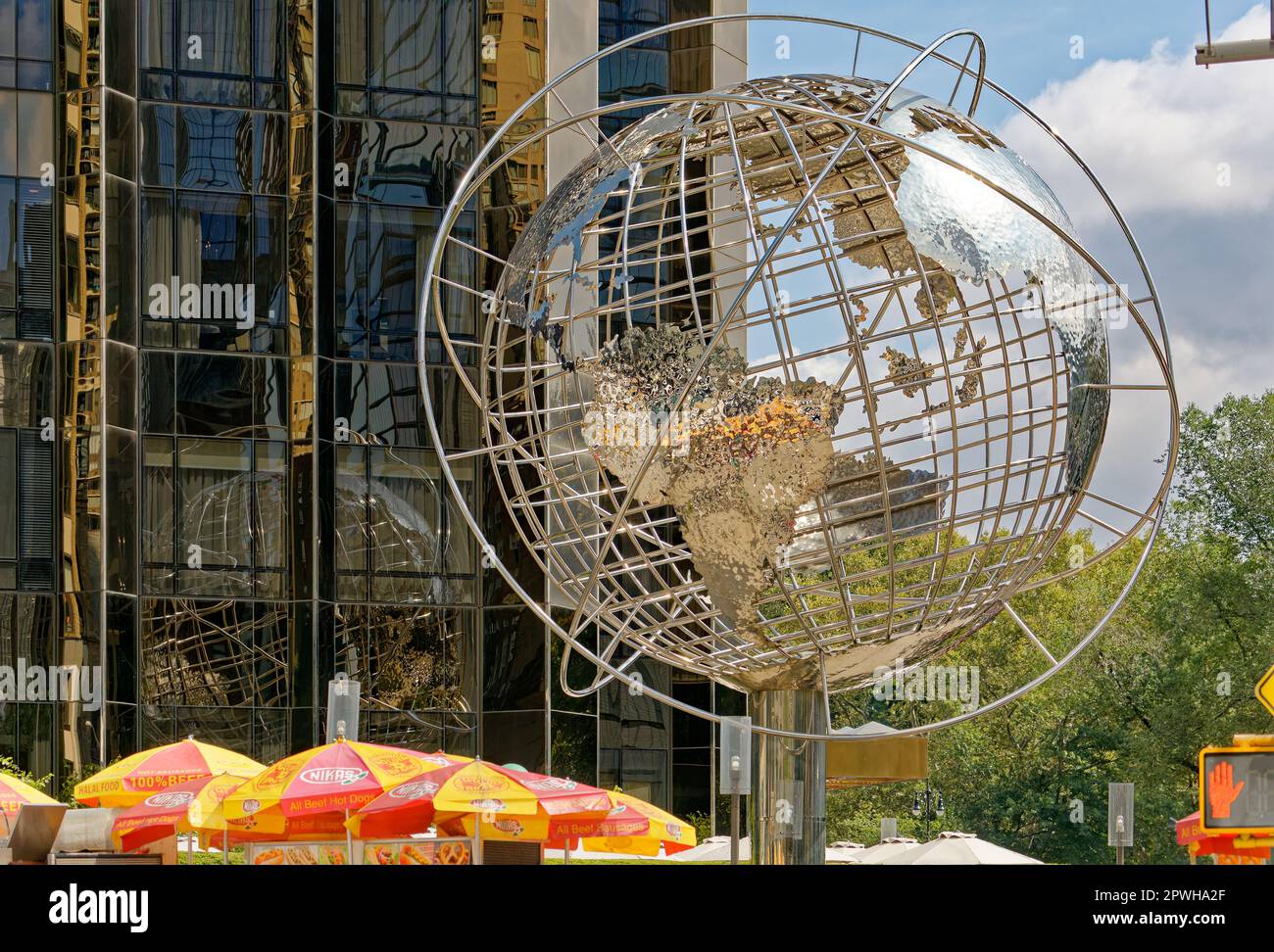 Le Globe Sculpture de Kim Brandell à côté de Trump International Hotel & Tower, à Columbus Circle, où Broadway et Central Park West se croisent. Banque D'Images