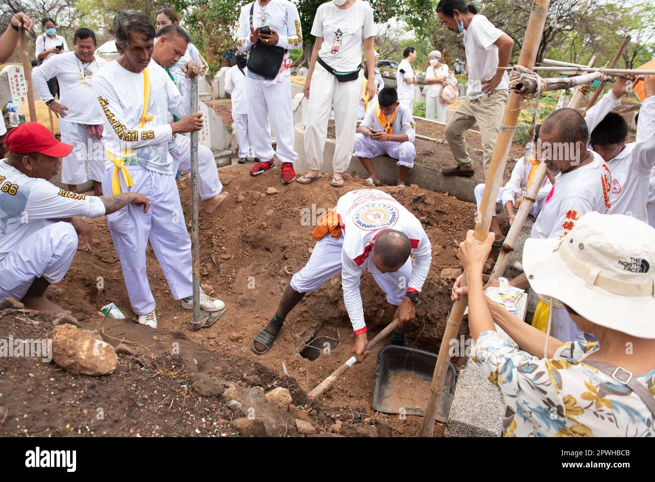 Saraburi, province de Saraburi, Thaïlande. 30th avril 2023. Ces volontaires masculins, aident à creuser des tombes, pour récupérer des squelettes humains. Nettoyez et préparez-vous à encaisser pour une cérémonie de mérite selon les croyances religieuses du peuple thaïlandais-chinois dans un cimetière, route Phahonyothin, province de Saraburi (environ 90 kilomètres au nord de Bangkok), dimanche, 30 avril 2023. Crédit : ZUMA Press, Inc./Alay Live News Banque D'Images