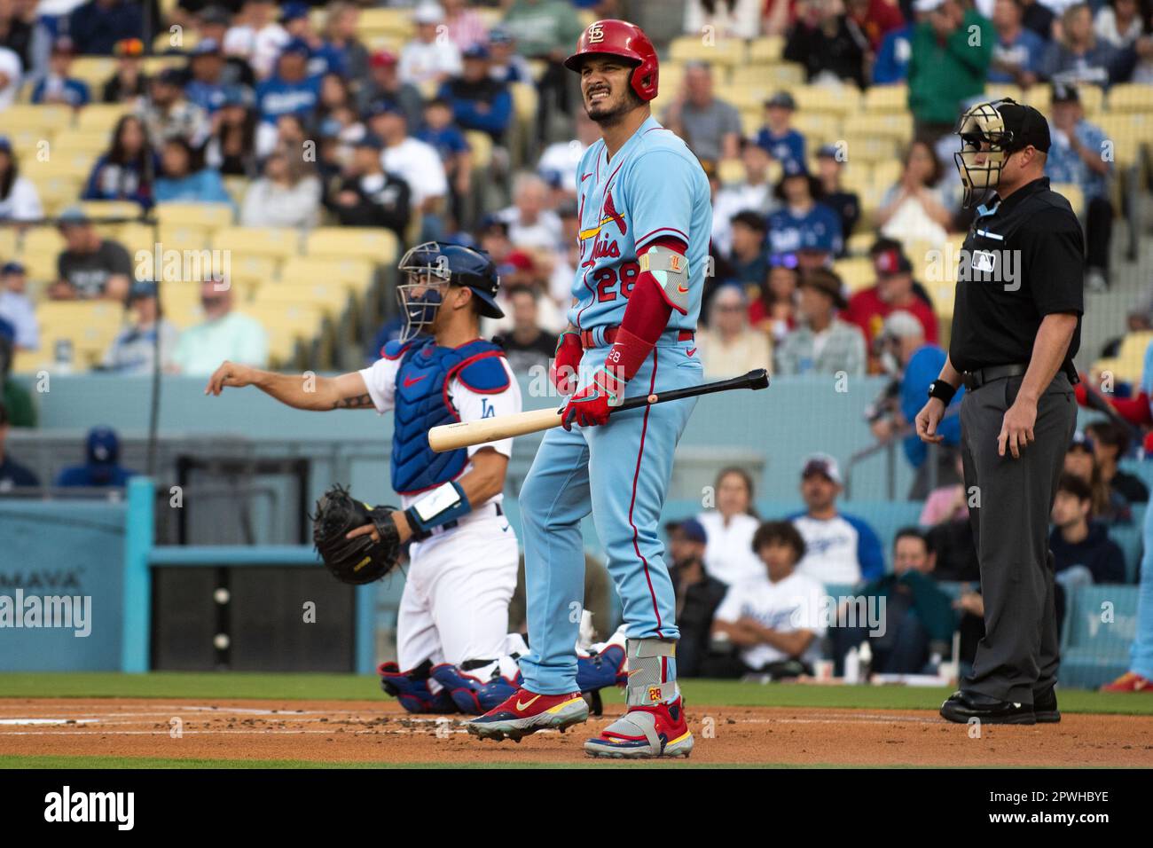 Louis Cardinals troisième joueur de base Nolan Arenado (28) prend une grève en première manche contre les Dodgers de Los Angeles lors d'un match de Ligue majeure de baseball au Dodger Stadium le samedi 29 avril 2023 à Los Angeles, Calif. Les Dodgers ont battu les Cardinals 1-0. (Aliyah Navarro/image du sport) Banque D'Images