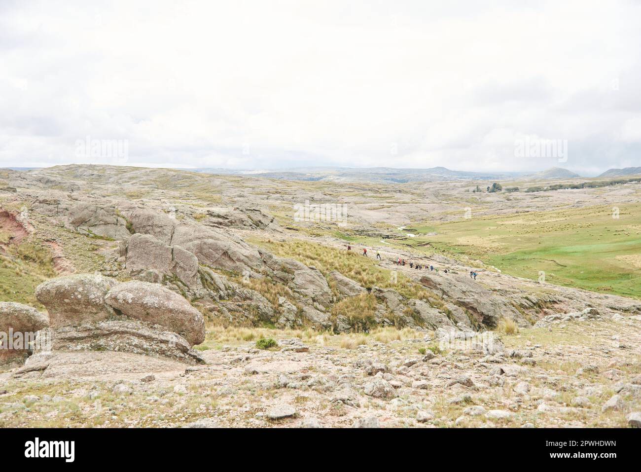 Un groupe d'alpinistes fait une randonnée sur un sentier au milieu d'un paysage de montagne rocheux à Los Gigantes, Cordoue, Argentine, une destination touristique idéale. Banque D'Images