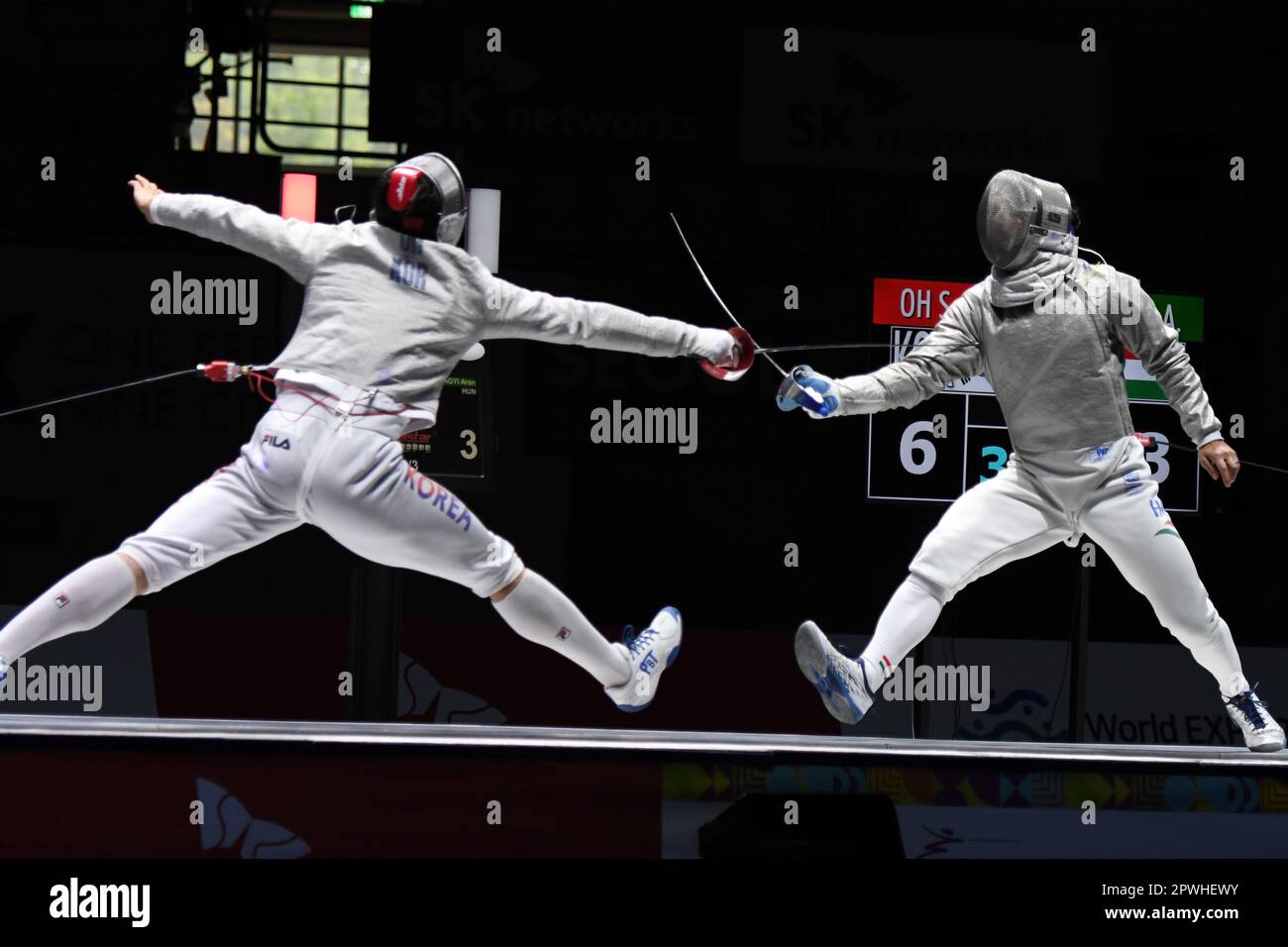 Aron Szilagyi de Hongrie (R) et Oh sang-uk de Corée du Sud pendant le concours de la FIE Fencing World Grand Prix Mens Sabre semi-finales à Séoul, Corée du Sud sur 29 avril 2023. Credit: Tadashi MIYAMOTO/AFLO/Alamy Live News Banque D'Images