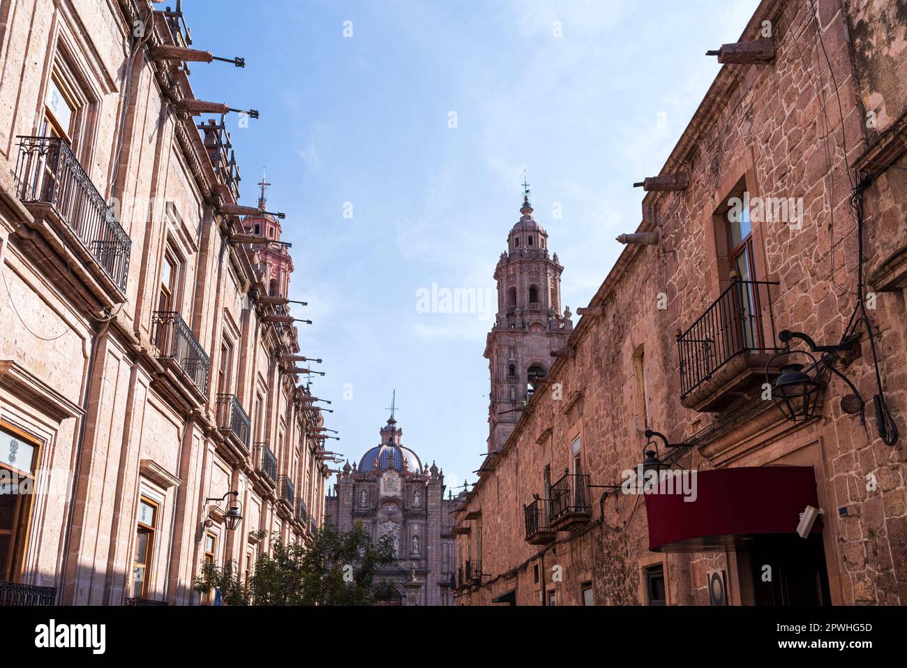 rue benito juarez à côté du palais du gouvernement de l'état de michoacan et de la cathédrale au bout du bloc Banque D'Images