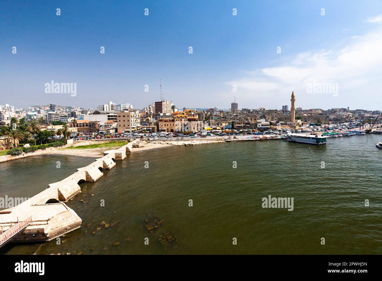 Vue sur le port et la ville, depuis le château de la mer de Sidon, la mer méditerranée, Sidon (Saida), le Liban, le Moyen-Orient, Asie Banque D'Images