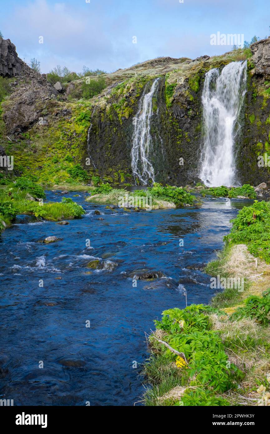 Cascade dans la vallée de Gjain en Islande Banque D'Images