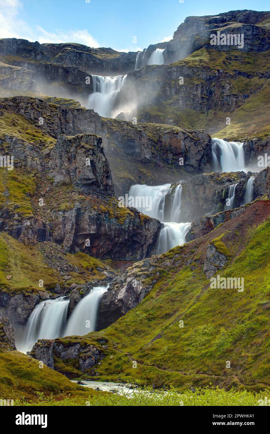 La chute d'eau de Klifbrekkufossar à Mjoifjordur, en Islande Banque D'Images