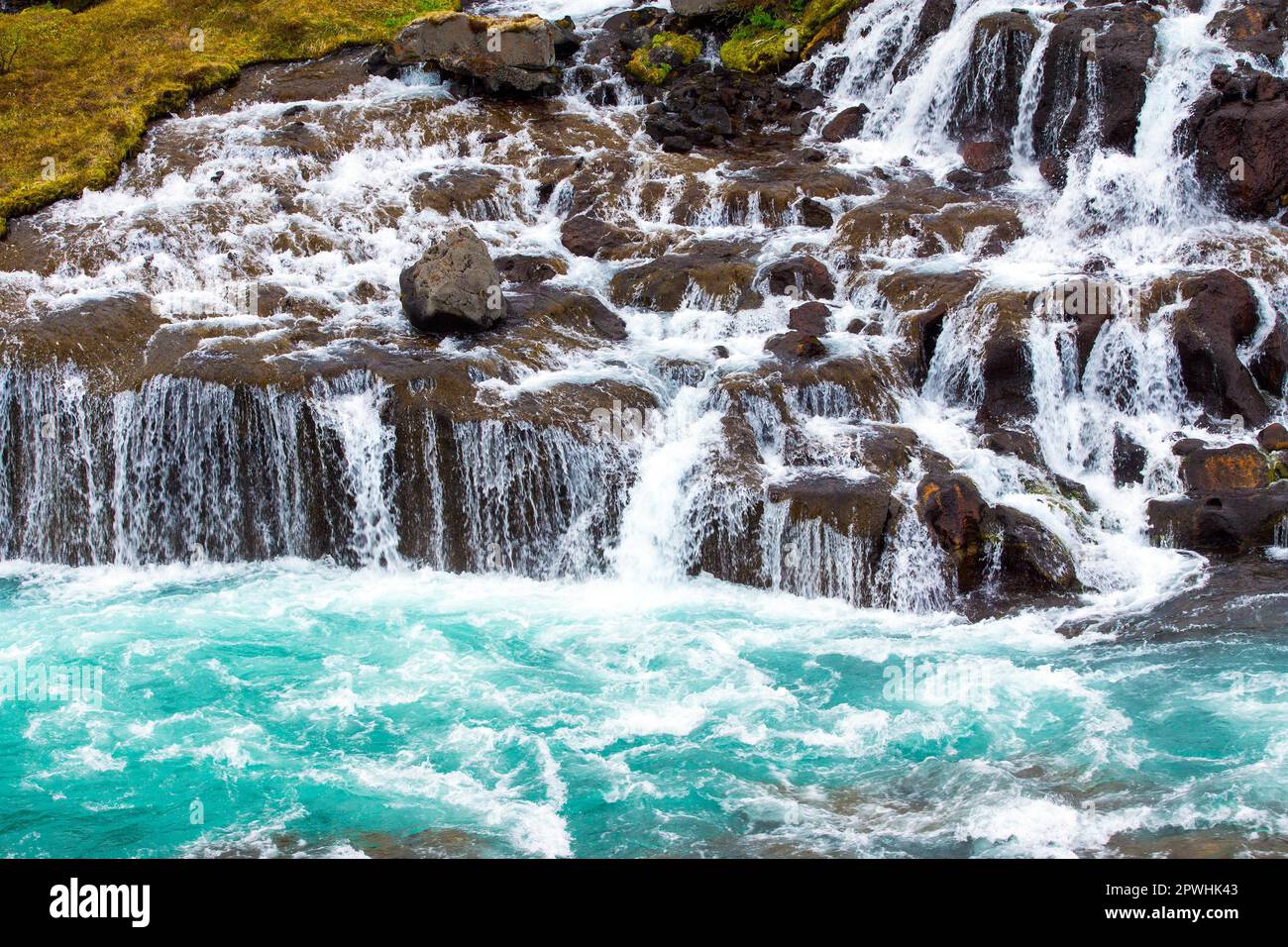 Hraunfossar en Islande, les cascades se nourrissent directement des sources volcaniques Banque D'Images