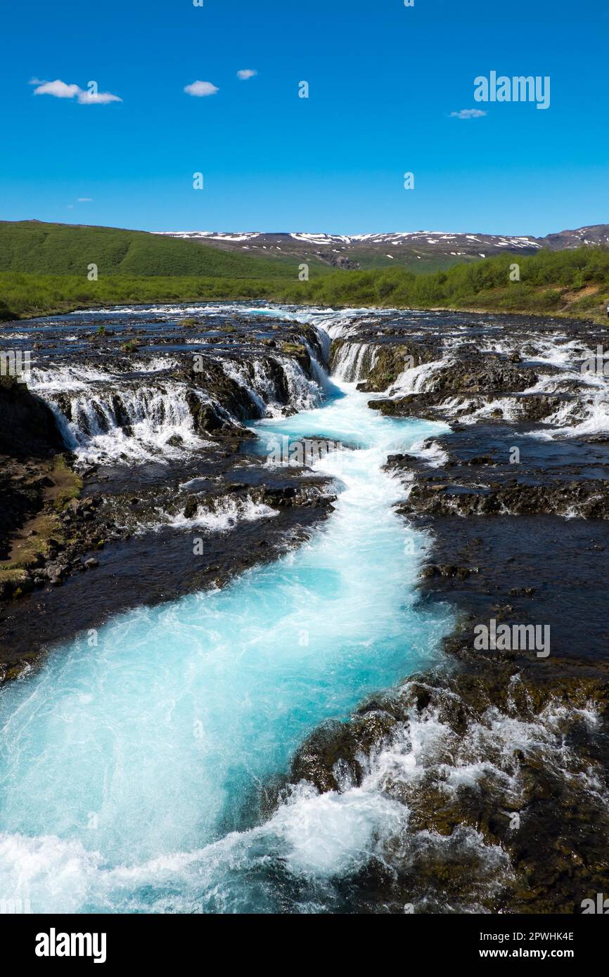 La belle chute d'Bruarfoss avec son eau turquoise en Islande Banque D'Images