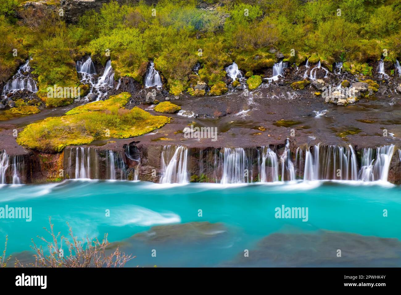 La magnifique cascade de Hraunfossar en Islande Banque D'Images