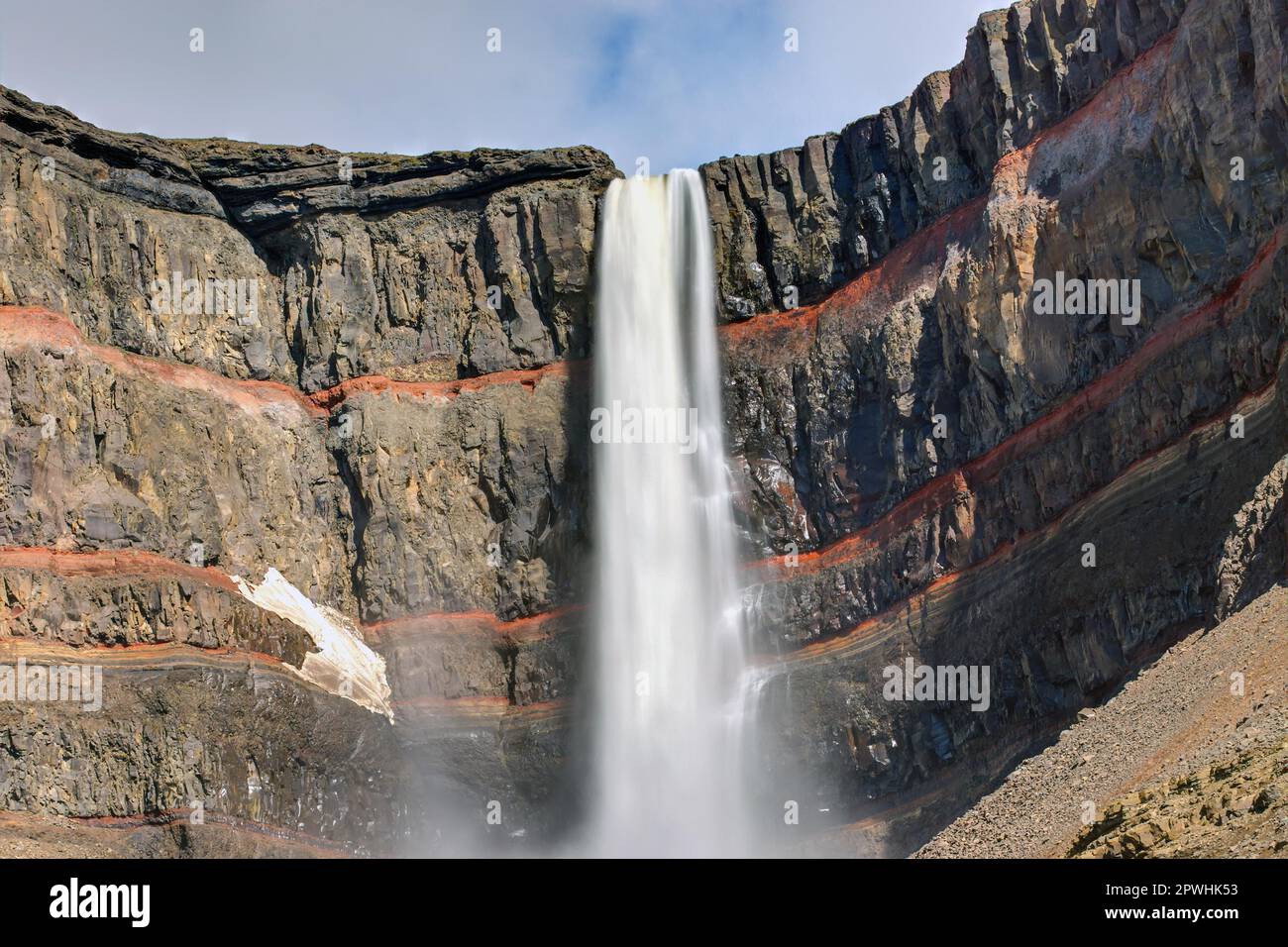 La cascade de Hengifoss en Islande avec ses rayures rouges Banque D'Images