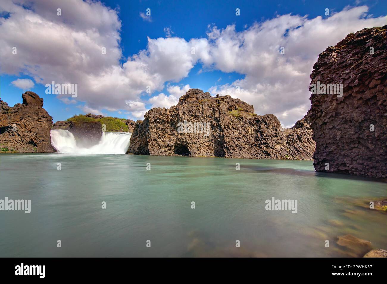 La cascade de Hjalparfoss au milieu de l'Islande Banque D'Images