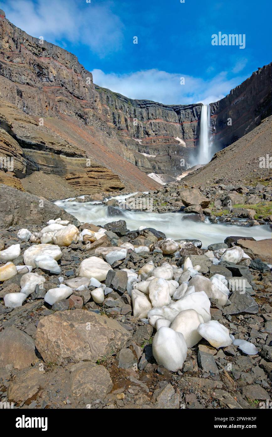 La cascade de Hengifoss en Islande avec ses rayures de lave rouges Banque D'Images