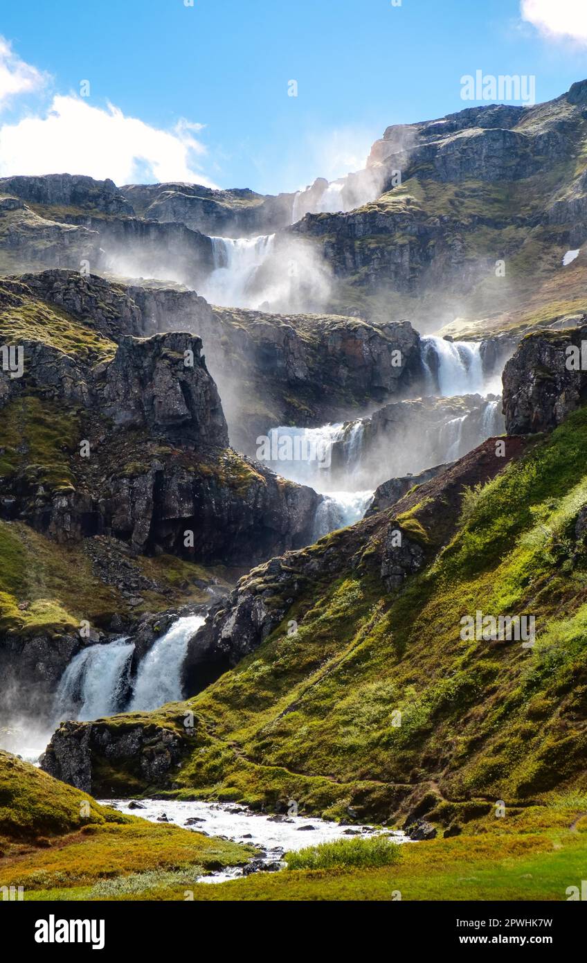 Les marches de la cascade de Klifbrekkufossar en Islande Banque D'Images