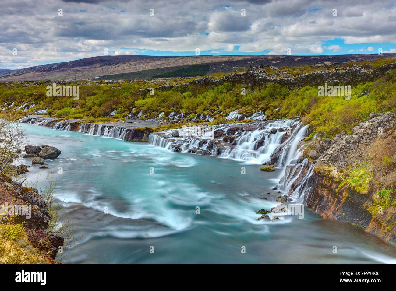 Vue panoramique sur la cascade de Hraunfossar en Islande Banque D'Images