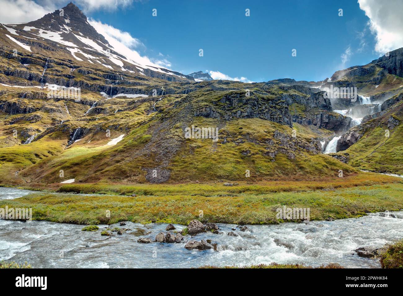 Paysage à Mjoifjordur avec la cascade de Klifbrekkufossar en Islande Banque D'Images