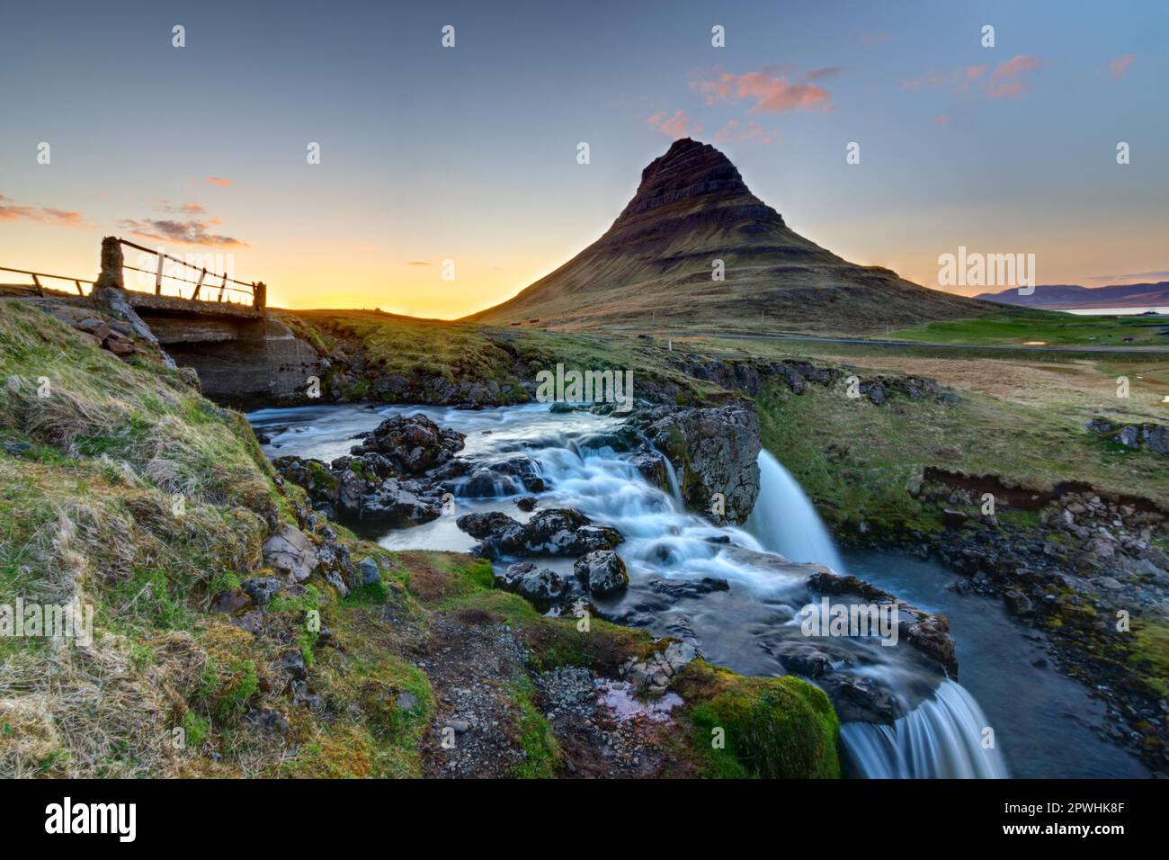 Kirkjufell avec Kirkjufellsfoss en Islande au coucher du soleil Banque D'Images