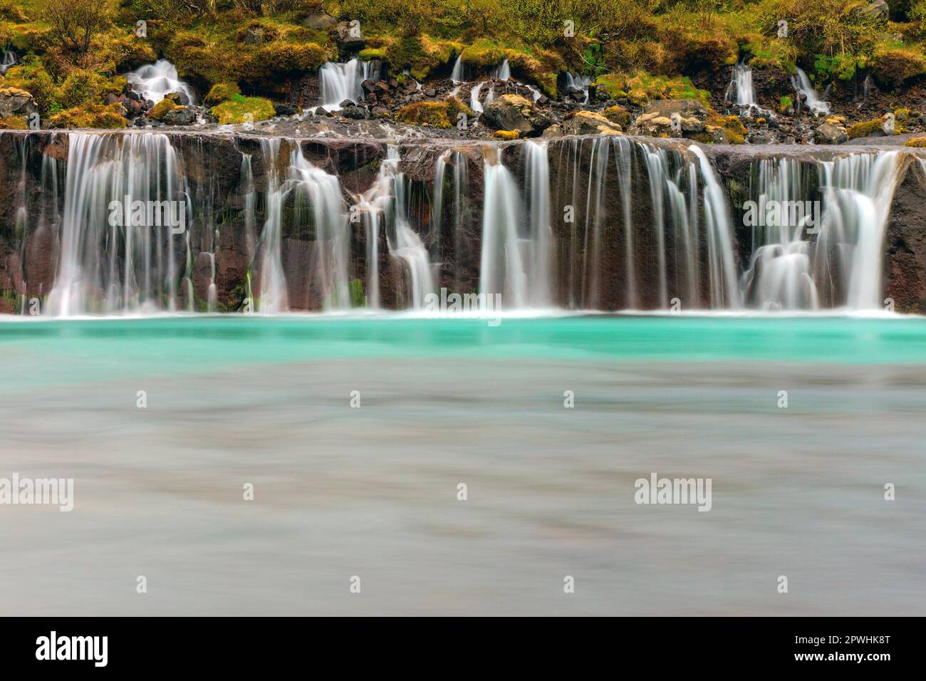 Détail de la magnifique cascade Hraunfossar en Islande Banque D'Images
