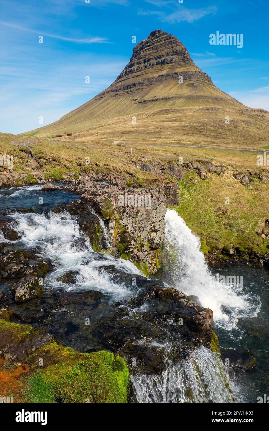 Kirkjufell avec Kirkjufellsfoss en Islande Banque D'Images