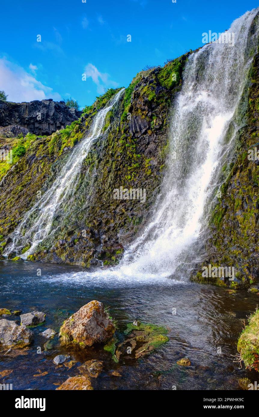 Petite cascade dans la vallée de Gjain en Islande Banque D'Images