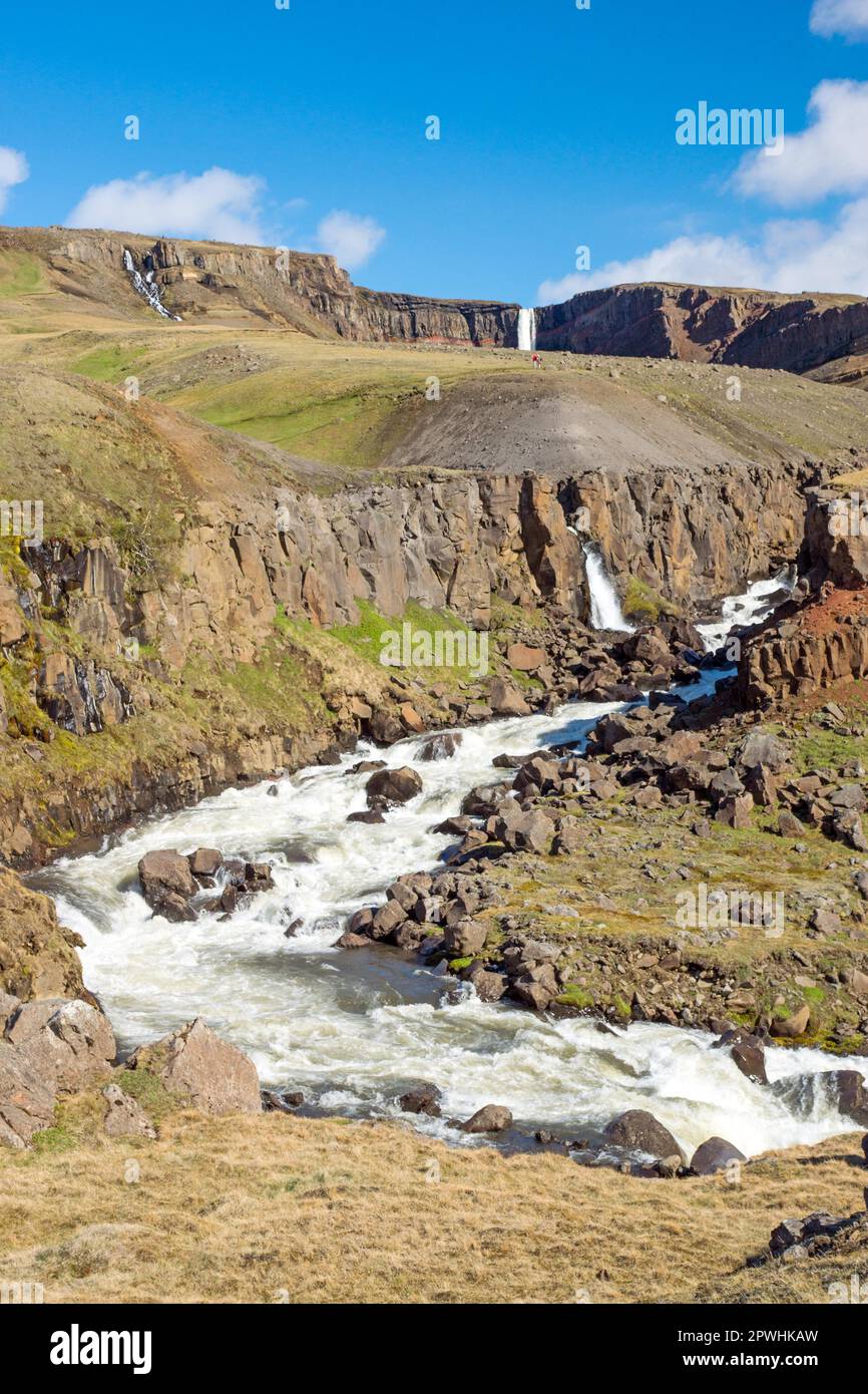 La cascade de Hengifoss en Islande en arrière-plan Banque D'Images