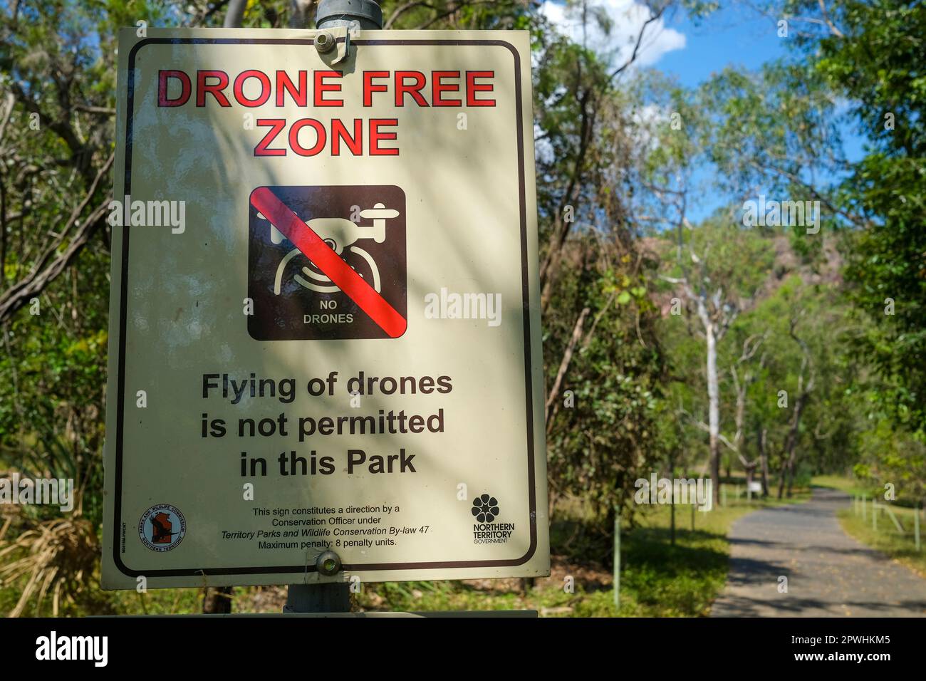 Un panneau de zone libre de drone dans le parc national de Litchfield, territoire du Nord, Australie Banque D'Images