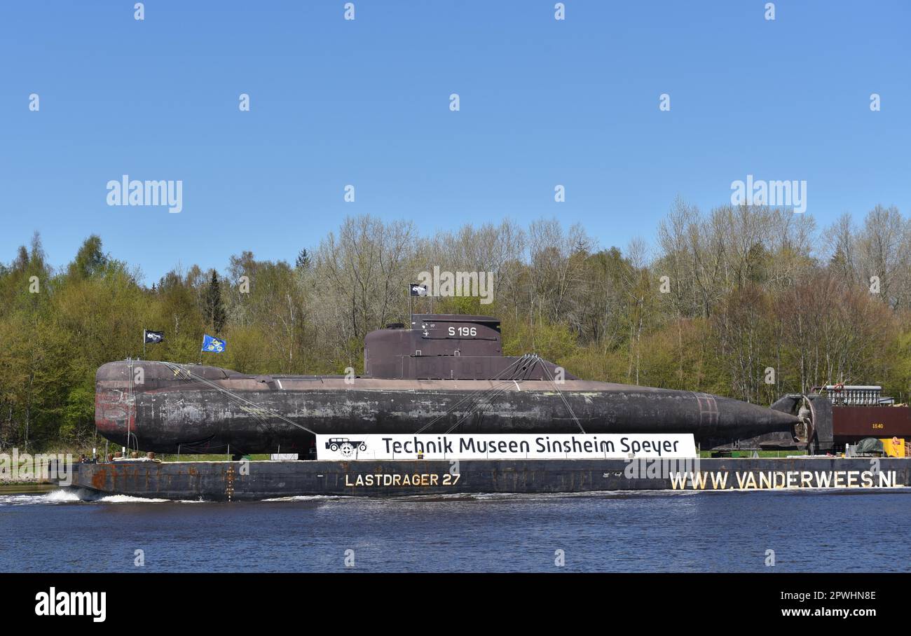 Sous-marin U 17 sur un ponton dans le canal de Kiel, transfert au Musée Technik Spiter de Sinsheim, Schleswig-Holstein, Allemagne Banque D'Images