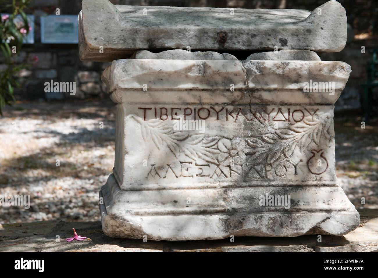 Sarcophage pour enfants, inscription grecque Tiberios Alexandros, marbre, Musée d'archéologie sous-marine, fort St. Pierre, Château des Chevaliers de Saint Banque D'Images