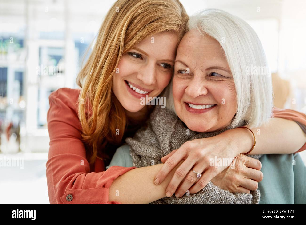 J'adore nos journées spéciales ensemble. une jeune femme heureuse debout derrière sa mère âgée. Banque D'Images