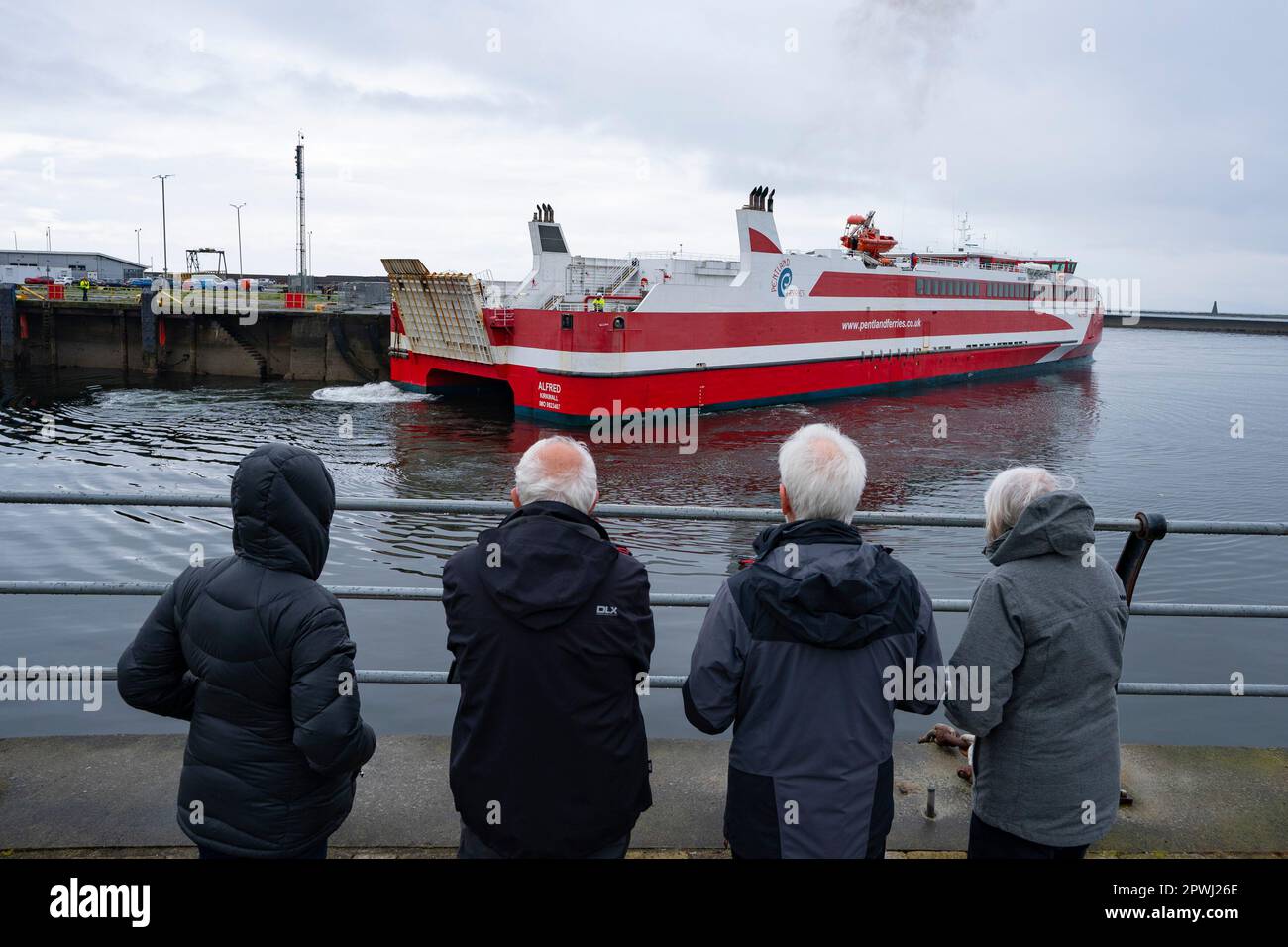 Ardrossan, Écosse, Royaume-Uni. 30 avril 2023. Le traversier de passagers MV Alfred en catamaran rejoint le terminal Ardrossan lors de ses essais en mer Banque D'Images