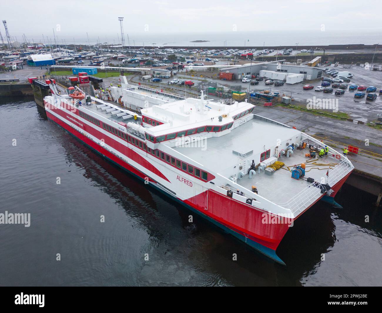 Ardrossan, Écosse, Royaume-Uni. 30 avril 2023. Le traversier de passagers MV Alfred en catamaran rejoint le terminal Ardrossan lors de ses essais en mer Banque D'Images