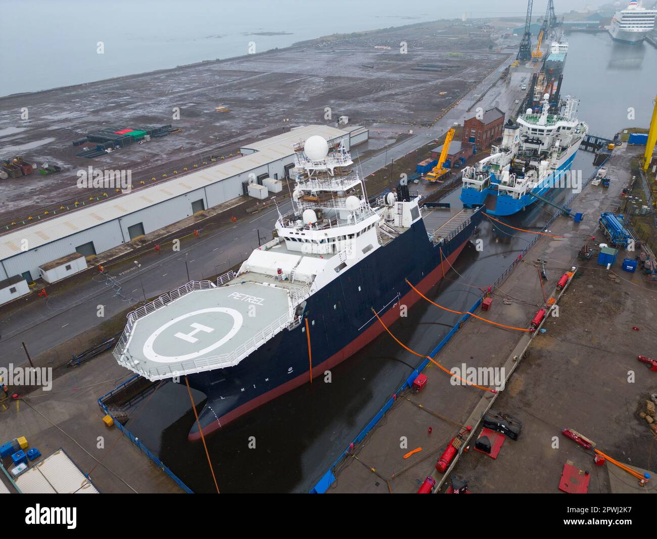 Édimbourg, Écosse, Royaume-Uni. 30 avril 2023. Le navire de recherche RV Petrel a été remis en cale sèche aujourd'hui et est maintenant dans un état beaucoup plus vertical. Banque D'Images