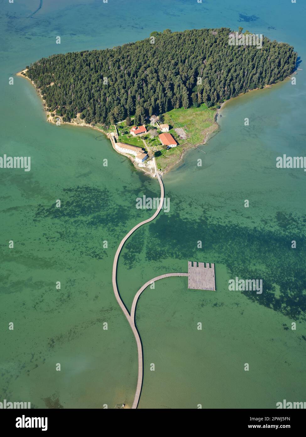 VUE AÉRIENNE. Monastère St-Mary sur une île accessible par passerelle. Zvërnec, Comté de Vlorë, Albanie. Banque D'Images