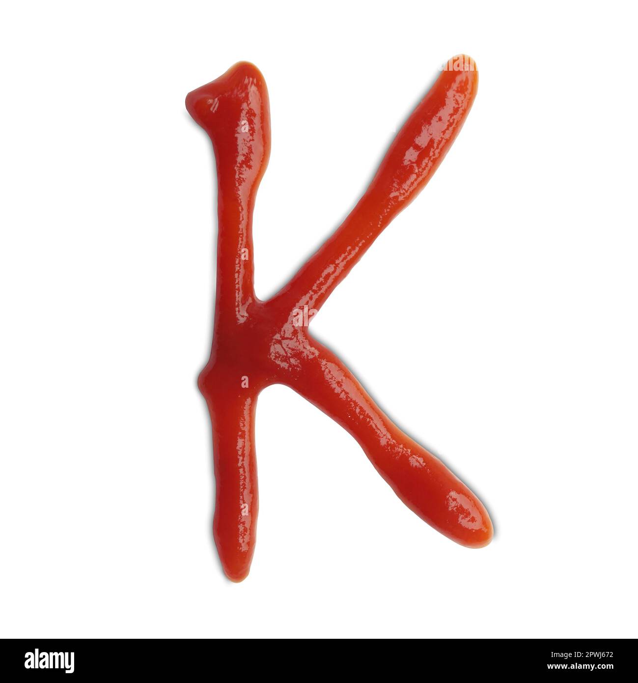 Lettre K écrite avec ketchup sur fond blanc Banque D'Images