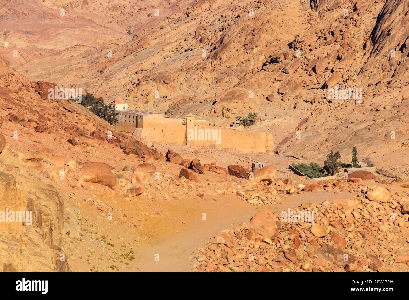 Vue sur le monastère de Sainte Catherine (ou monastère sacré du Mont Sinaï) dans la péninsule du Sinaï, Égypte Banque D'Images