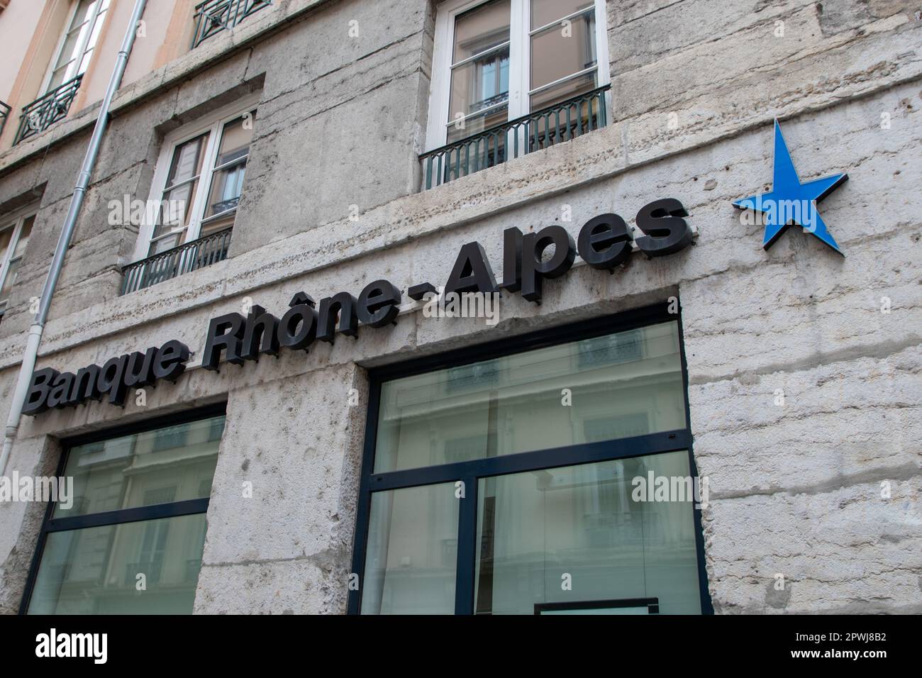 lyon , aura France - 04 24 2023 : Banque rhône-alpes façade marque et texte  logo de office ville Agence bancaire française Photo Stock - Alamy