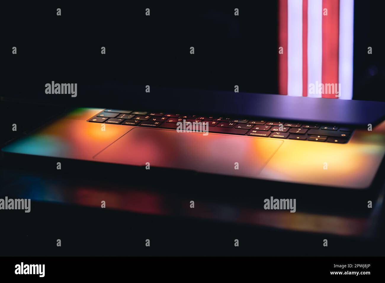 Gros plan sur le clavier d'ordinateur portable éclairage au néon coloré, clavier  rétroéclairé Photo Stock - Alamy