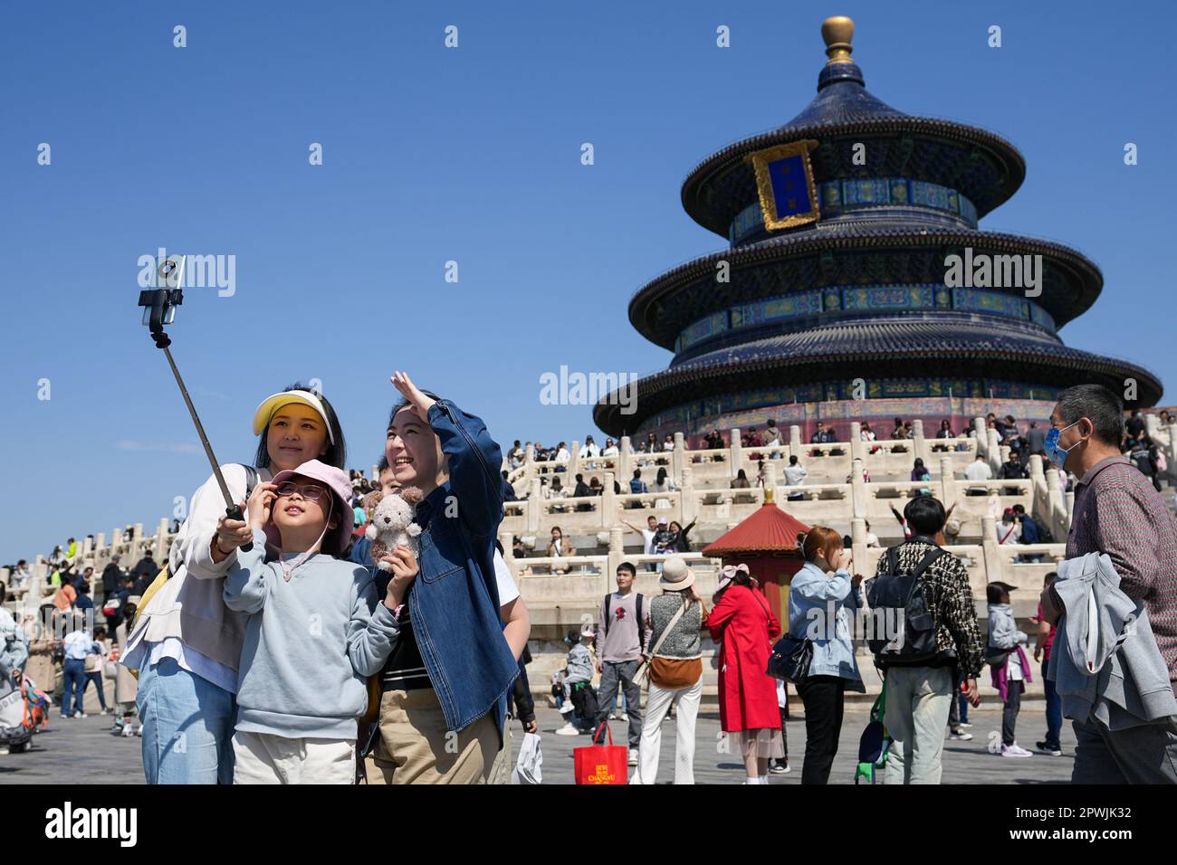 Pékin, Chine. 29th avril 2023. Les gens prennent des selfies au Temple du ciel de Pékin, capitale de la Chine, 29 avril 2023. Credit: JU Huanzong/Xinhua/Alamy Live News Banque D'Images